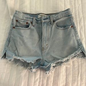 Abercrombie high rise mom short- light wash. Size 24/00